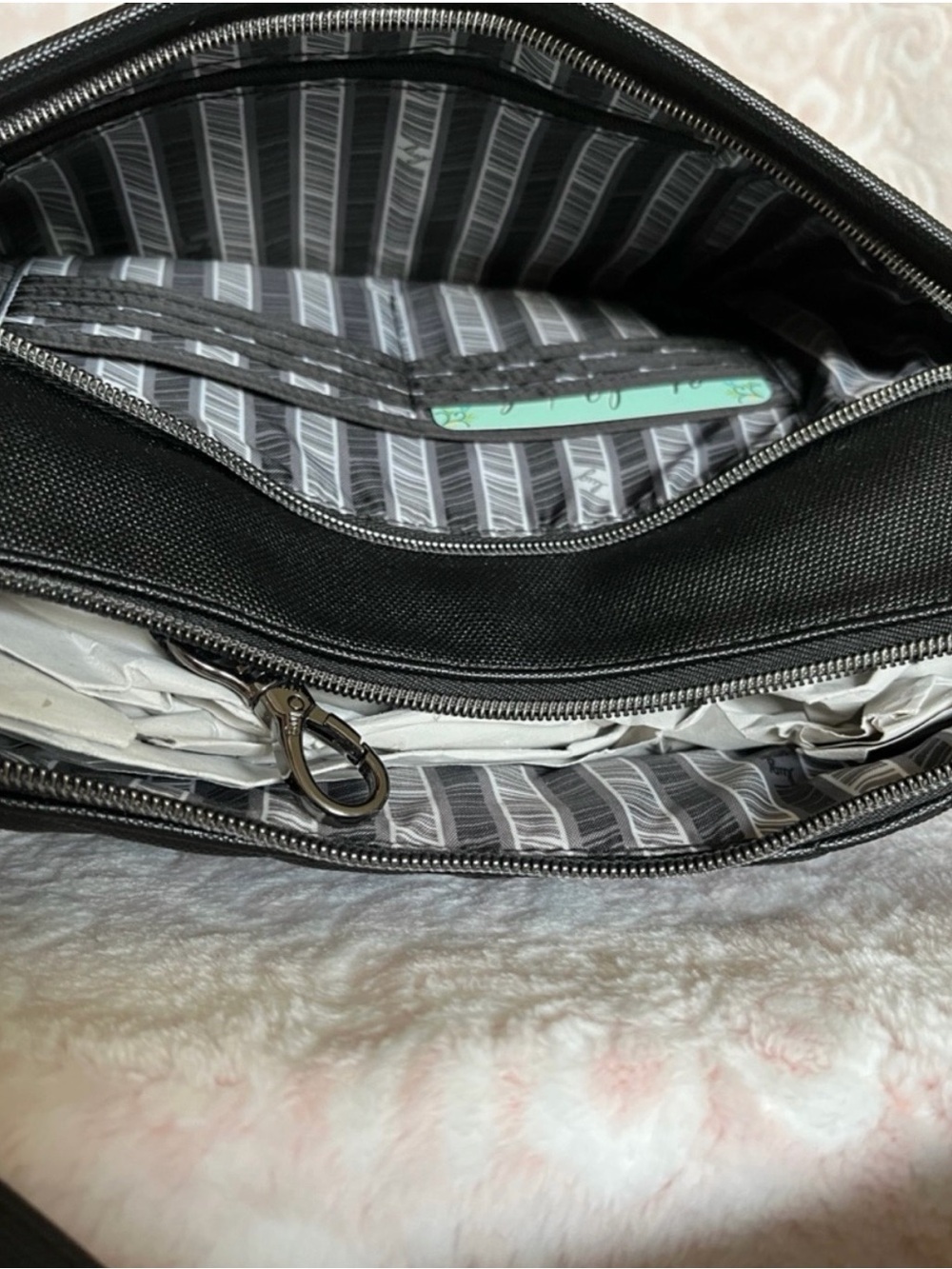 LUG - NWOT- Harmony Matte Luxe Vegan Leather Crossbody/Shoulder Bag - Black Onyx - Picture 6 of 14